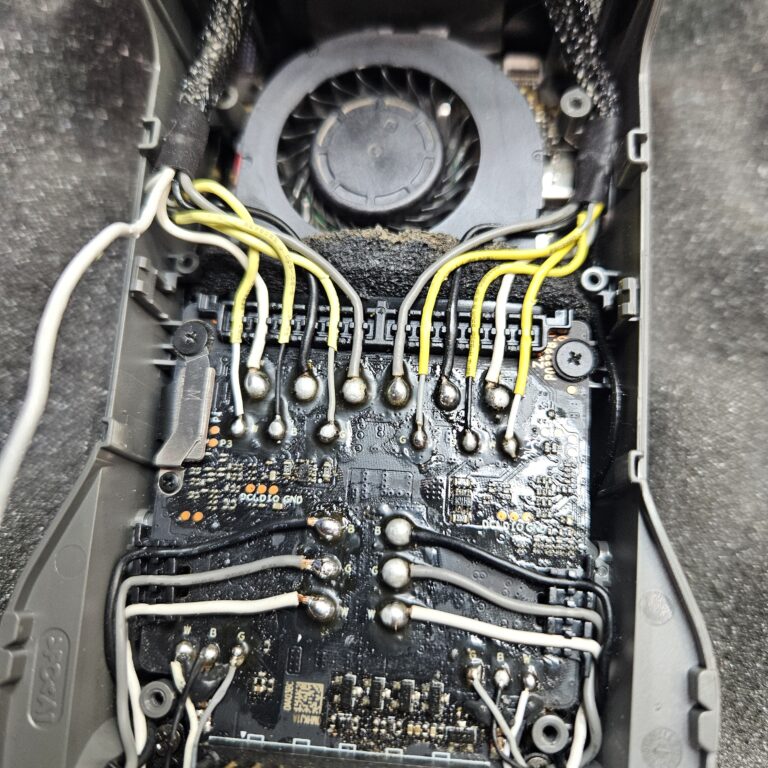 Nuestro proceso incluye limpieza de placas, soldadura de componentes y test de estrés eléctrico.